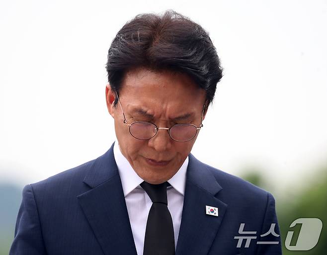 더불어민주당 당대표 후보인 김민석 전 국무총리가 17일 경남 김해 진영읍 봉하마을을 찾아 고(故) 노무현 전 대통령 묘역을 참배하고 있다. 2026.7.17 ⓒ 뉴스1 윤일지 기자