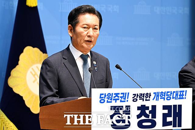 정청래 전 더불어민주당 대표가 13일 오후 2시 서울 여의도 국회 소통관에서 기자회견을 열고 당대표 출마 선언을 하는 모습. 이날 같은 시각, 이재명 대통령은 청와대에서 열린 국가재정전략회의를 주재하고 있었다. 이 회의는 생중계됐다. /남용희 기자