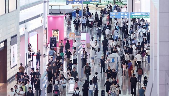 7일 오후 인천국제공항 제2여객터미널 면세구역이 여객들로 북적이고 있다. 뉴스1