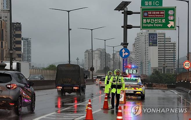 폭우에 통제된 동부간선도로 (서울=연합뉴스) 이진욱 기자 = 집중호우가 내린 18일 서울 동부간선도로 전 구간이 전면 통제되고 있다. 2026.7.18 cityboy@yna.co.kr