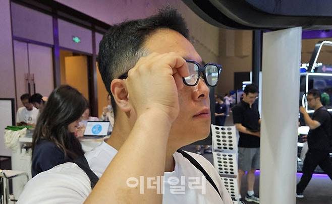 기자가 지난 18일 중국 상하이 WAIC 전시관에서 스마트 안경을 체험하고 있다. (사진=이데일리 이명철 특파원)