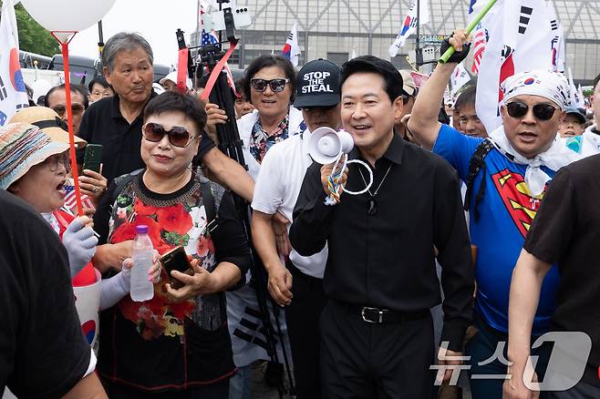 장동혁 국민의힘 대표가 6·3지방선거 이후 한 달 넘게 개표소 봉쇄 시위가 계속되고 있는 지난 17일 오후 서울 송파구 올림픽공원 핸드볼경기장 앞 시위 현장을 찾아 확성기로 구호를 외치고 있다. 2026.7.17 ⓒ 뉴스1 안은나 기자