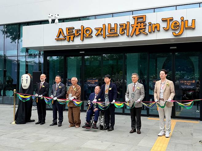 스튜디오 지브리의 애니메이션 세계를 직접 걷고 체험하는 대규모 전시가 이달 11일 제주도 제주동화마을에 문을 열었다. 왼쪽부터 이케다 요오이치 주제주 일본 총영사관, 강동화 제주동화마을 회장, 스즈키 토시오, 스튜디오지브리 프로듀서, 정욱 대원미디어 회장, 정동훈 대원미디어 대표, 곽영빈 대원방송 부회장, 강호준 대교 대표. 최충일 기자