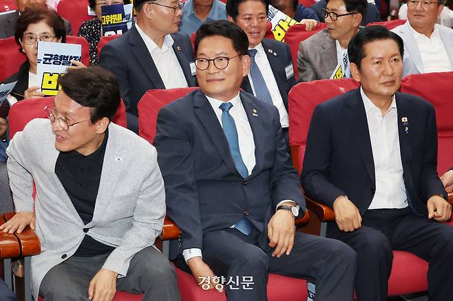 김민석, 송영길, 정청래 더불어민주당 당대표 후보(왼쪽부터)가 지난 12일 국회 의원회관에서 열린 전국자치분권민주지도자회의(KLDC)에 참석해 있다. 한수빈 기자