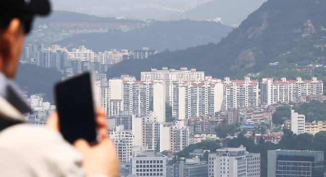 ‘고공행진’ 집값, 이번엔 잡힐까 부동산 빅데이터업체 아실에 따르면 19일 기준 서울 아파트 매물 건수는 6만768건으로 다주택자 양도세 중과가 시행되기 직전인 5월9일(6만8495건) 대비 11.3% 감소했다. 보유세 개편 등 세법개정안 발표를 앞두고 서울 아파트에 대한 관망세가 짙어지고 있다. 사진은 이날 서울 남산에서 바라본 서울 시내 아파트 모습. 연합뉴스