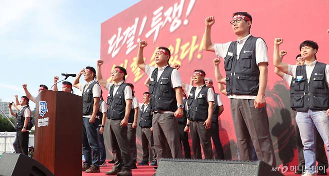 지난달 30일 현대차 울산공장에서 2026년 단체교섭 투쟁 승리를 위한 중앙쟁의대책위원회 출범식 및 전 조합원 결의대회를 하고 있다./사진= 뉴스1