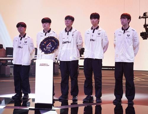 개막전 무대 선 젠지 e스포츠 (파리=연합뉴스) 김주환 기자 = LCK의 젠지 e스포츠가 15일(현지 시간) 프랑스 파리 포르트 드 베르사유 전시장에서 열린 EWC 2026 리그 오브 레전드(LoL) 종목 개막 행사에서 디펜딩 챔피언 자격으로 무대 중앙에 서 있다. 2026.7.15 jujuk@yna.co.kr