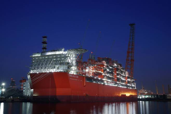 삼성중공업이 건조한 부유식 액화 천연가스 시설(FLNG)