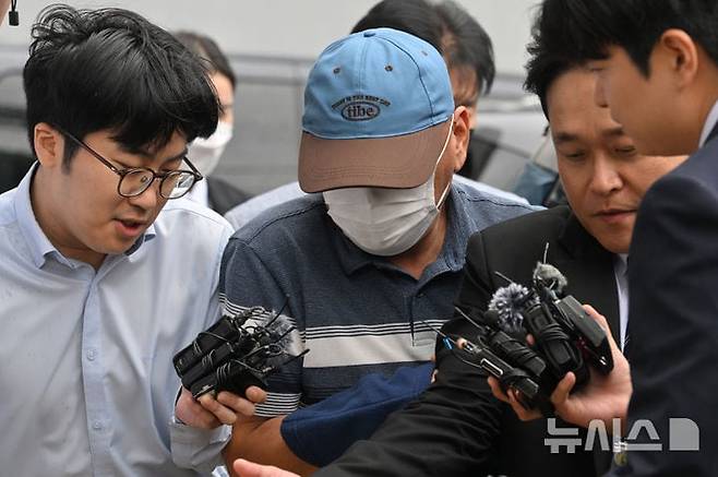 '장윤기 사건' 축소 은폐 혐의로 긴급체포돼 영장 심사에 출석하고 있는 광산경찰서 수사팀장. /뉴시스
