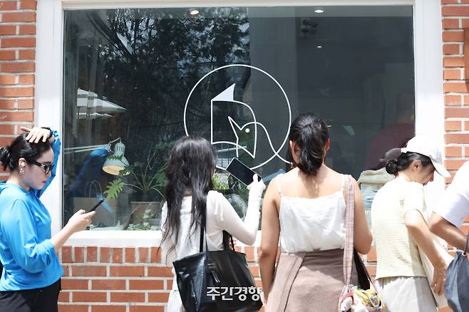 노벨문학상 수상자인 한강 작가가 운영했던 서울 종로구 ‘책방오늘’ 영업 종료일인 지난 7월 7일 시민들이 서점 입장을 기다리며 둘러보고 있다. 한수빈 기자