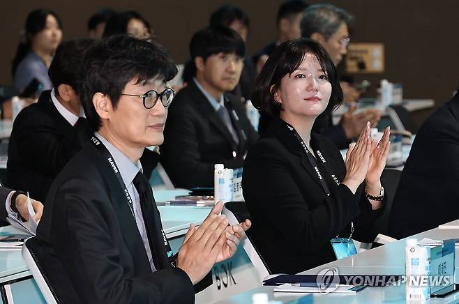 박수 치는 이해진 의장과 최수연 대표 (서울=연합뉴스) 김인철 기자 = 이해진 네이버 창업자 겸 이사회 의장(왼쪽)과 최수연 네이버 대표가 지난 1월 서울 중구 한국은행 콘퍼런스홀에서 열린 2026 한국은행ㆍ네이버 공동 AX 콘퍼런스에서 박수를 치고 있다. 2026.1.21 yatoya@yna.co.kr