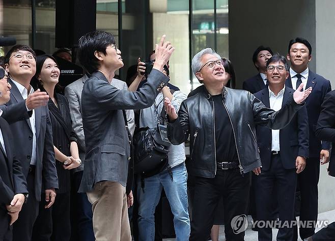 인사하는 젠슨 황과 이해진 (성남=연합뉴스) 홍기원 기자 = 젠슨 황 엔비디아 최고경영자(CEO)가 8일 경기도 성남시 네이버 1784 사옥을 방문해 이해진 네이버 의장과 함께 방문객들에게 인사하고 있다. 2026.6.8 xanadu@yna.co.kr