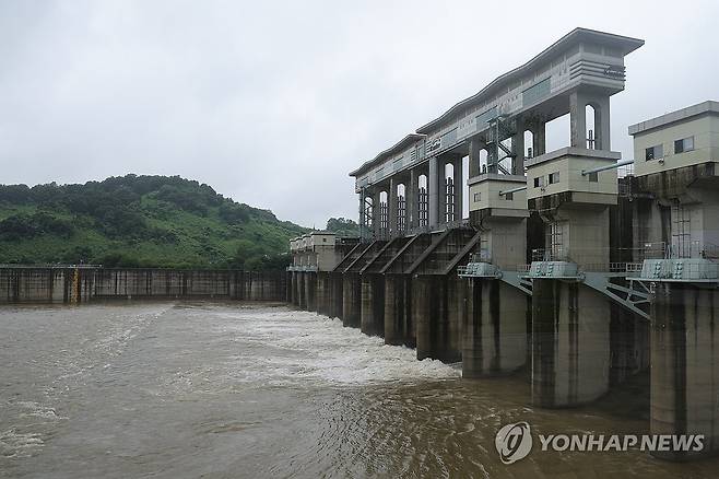 임진강물 방류하는 군남댐 (연천=연합뉴스) 임병식 기자 = 임진강 필승교 수위가 하천 행락객 대피 수위인 1m를 넘어선 15일 오전 경기도 연천군 임진강 군남홍수조절댐에서 강물이 방류되고 있다. 2026.7.15 andphotodo@yna.co.kr