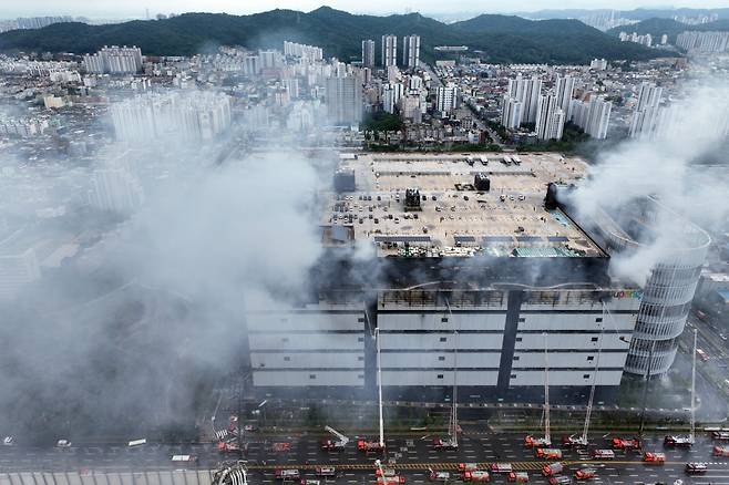 인천 서해구 석남동 쿠팡32물류센터 화재 사흘째인 20일 화재현장에서 여전히 연기가 솟아 오르고 있다.