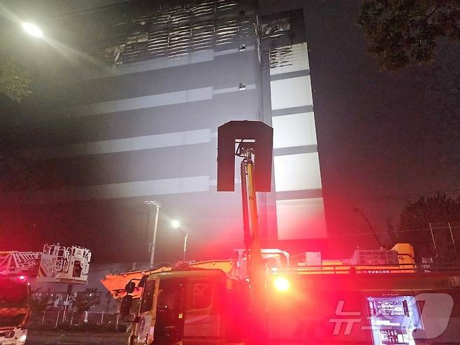 인천소방본부는 지난 18일 오전 6시 54분쯤 서해구 석남동 쿠팡 32물류센터에서 난 큰불이 20일 오후 8시 초진됐다고 밝혔다. 사진은 초진 뒤 오후 10시쯤 진화 작업이 게속되고 있는 모습. (인천소방본부 제공.재판매 및 DB금지) 2026.7.20 ⓒ 뉴스1 유준상 기자
