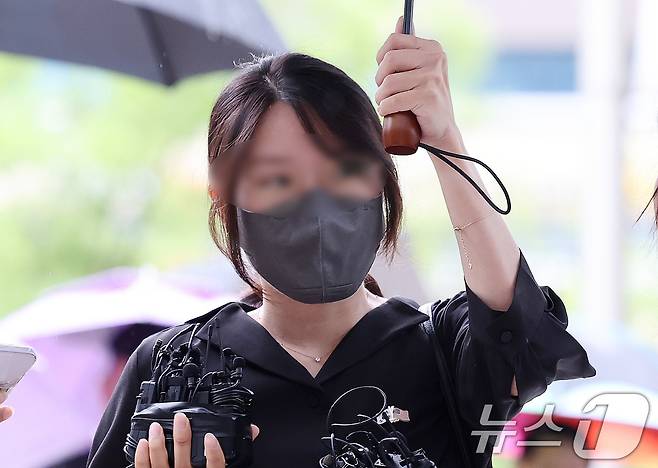 '올다르크’(올림픽공원+잔 다르크)로 불리는 30대 여성이 21일 오후 구속 전 피의자 심문(영장실질심사)을 받기 위해 서울 송파구 서울동부지방법원에 출석하고 있다. '2026.7.21 ⓒ 뉴스1 박지혜 기자