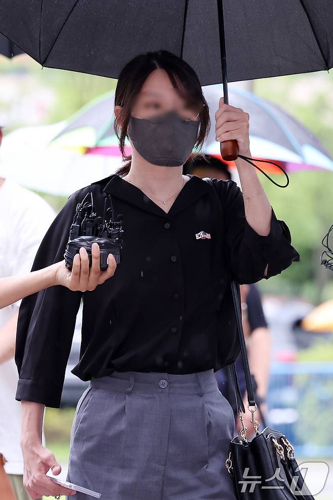 '올다르크’(올림픽공원+잔 다르크)로 불리는 30대 여성이 21일 오후 구속 전 피의자 심문(영장실질심사)을 받기 위해 서울 송파구 서울동부지방법원에 출석하고 있다.. 2026.7.21 ⓒ 뉴스1 박지혜 기자