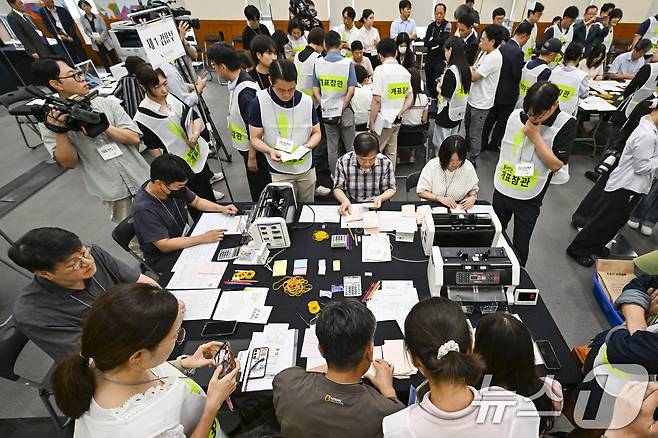 21일 경기 수원시 영통구 경기도선거관리위원회에서 열린 '성남시 제7선거구 경기도의원 선거 및 당선무효소청 투표지 검증'에서 양측 참관인들이 지켜보는 가운데 도 선관위 관계자들이 투표지 검증을 하고 있다. (공동취재) 2026.7.21 ⓒ 뉴스1 김영운 기자