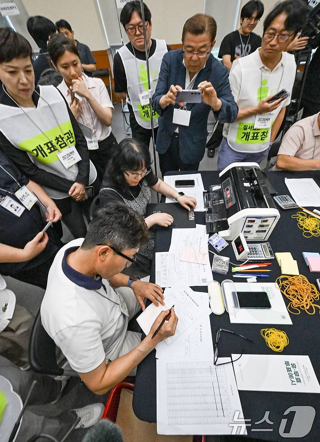 21일 경기 수원시 영통구 경기도선거관리위원회에서 열린 '성남시 제7선거구 경기도의원 선거 및 당선무효소청 투표지 검증'에서 양측 참관인들이 지켜보는 가운데 도 선관위 관계자들이 투표지 검증을 하고 있다. (공동취재) 2026.7.21 ⓒ 뉴스1 김영운 기자