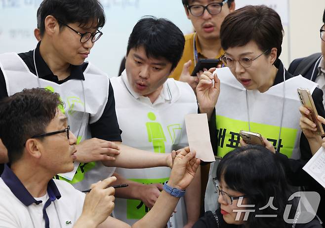 김은혜 국민의힘 의원이 21일 경기 수원시 영통구 경기도선거관리위원회에서 열린 '성남시 제7선거구 경기도의원 선거 및 당선무효소청 투표지 검증'에 참관인으로 참석해 도 선관위 관계자들의 투표지 검증을 지켜보고 있다. 2026.7.21 ⓒ 뉴스1 김영운 기자