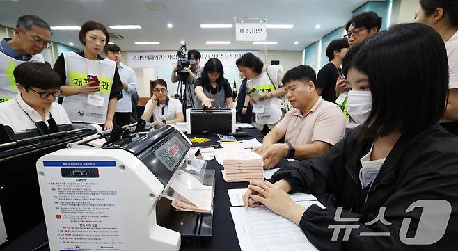 21일 경기 수원시 영통구 경기도선거관리위원회에서 열린 '성남시 제7선거구 경기도의원 선거 및 당선무효소청 투표지 검증'에서 양측 참관인들이 지켜보는 가운데 도 선관위 관계자들이 투표지 검증을 하고 있다. 2026.7.21 ⓒ 뉴스1 김영운 기자