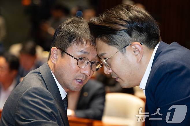 한병도 더불어민주당 당대표 직무대행 겸 원내대표가 지난 6월 29일 서울 여의도 국회에서 열린 의원총회에서 전용기 원내소통수석부대표와 대화하고 있다. 2026.6.29 ⓒ 뉴스1 유승관 기자