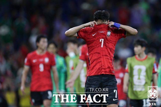 6월 25일(한국시간) 열린 2026북중미월드컵 A조 조별리그 남아공전에 후반 교체투입된 한국축구대표팀 손흥민(7)이 경기가 0-1로 패한채 끝나자 유니폼으로 얼굴을 감싼 채 침통해하고 있다./몬터레이(멕시코)=KFA