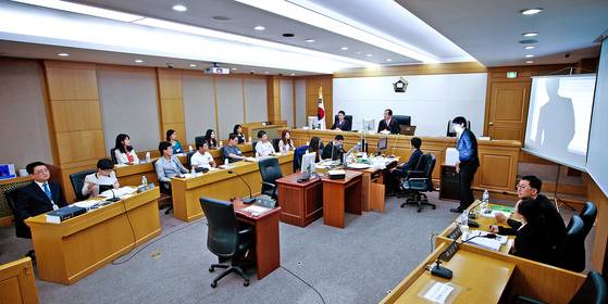 2012년 7월 27일 서울동부지법에서 국민참여재판이 열리고 있다. 중앙포토