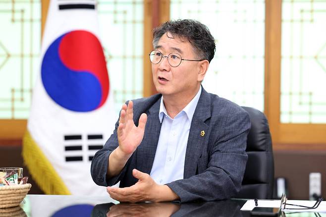 이순학 인천시의회 제1부의장(더불어민주당·검단2)이 경기일보와의 인터뷰를 통해 앞으로의 의정 활동 방향 등을 설명하고 있다. 인천시의회 제공