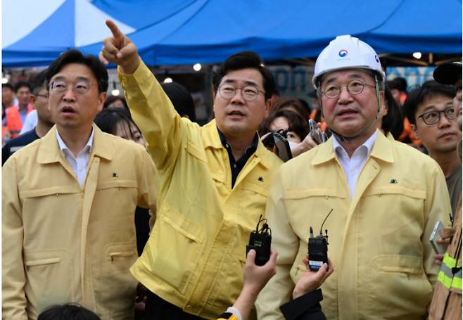 박찬대 시장과 윤호중 행안부 장관이 20일 인천 쿠팡 물류센터 화재 현장을 점검하고 있다. /사진제공=인천시