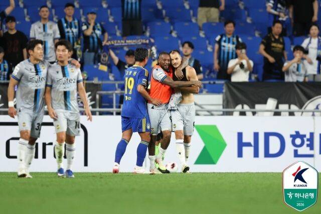 무고사가 21일 오후 7시 30분 울산문수경기장에서 펼쳐진 울산 HD와의 ‘하나은행 K리그1 2026’ 19라운드에서 페널티킥으로 결승골을 기록했다./한국프로축구연맹 제공