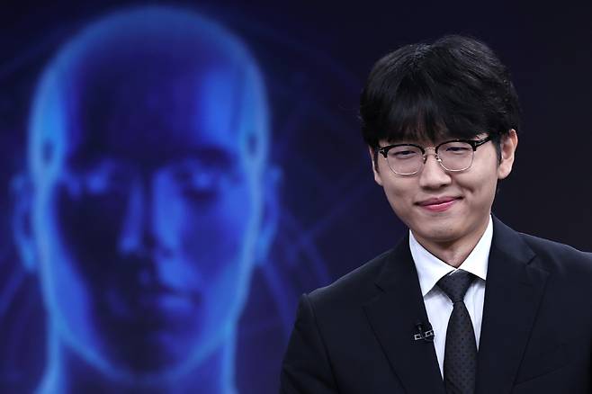 바둑 세계랭킹 1위 신진서 9단이 17일 오전 서울 중구 한국경제TV 스튜디오에서 열린 ‘쎈수학·한경 기신전(棋神戰)’ 인공지능(AI) 프로그램 카타고(KataGo)와의 두 점 접바둑 3번기 첫 대국을 앞두고 인터뷰하고 있다. 뉴스1