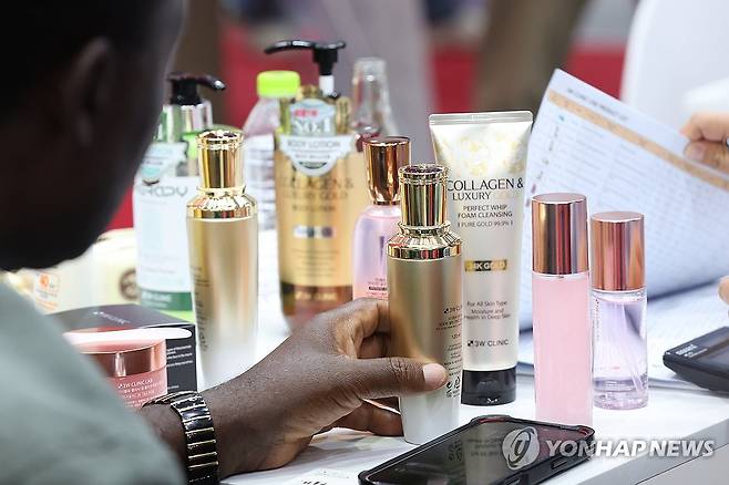 화장품 살펴보는 외국인 바이어 (서울=연합뉴스) 강민지 기자 = 27일 서울 강남구 코엑스에서 열린 2026 서울국제화장품ㆍ미용산업박람회(코스모뷰티서울) 및 국제건강산업박람회에서 외국인 바이어가 제품 상담을 받고 있다. 2026.5.27