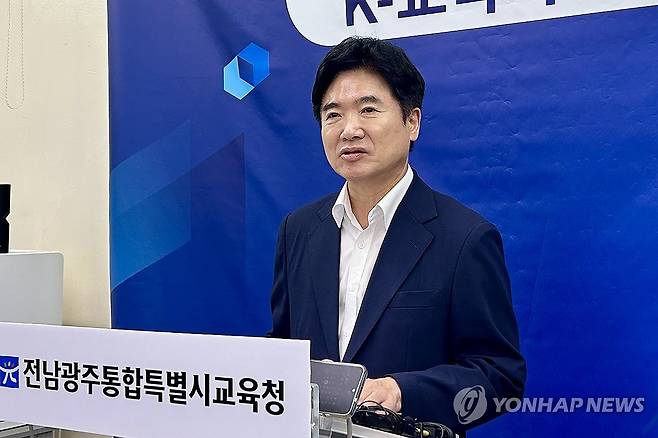 AI·반도체 인재 양성 계획 발표하는 김대중 교육감 (전남광주=연합뉴스) 장아름 기자 = 김대중 전남광주통합특별시교육감이 21일 오전 전남광주교육청 광주청사에서 브리핑을 열고 AI·반도체 미래 인재 양성 프로젝트를 발표하고 있다. 2026.7.21 areum@yna.co.kr