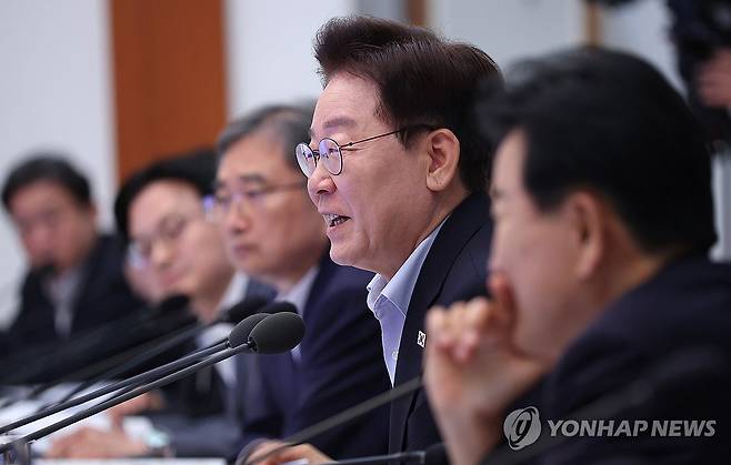 발언하는 이재명 대통령 (서울=연합뉴스) 김도훈 기자 = 이재명 대통령이 21일 청와대에서 열린 국무회의에서 발언하고 있다. 2026.7.21 superdoo82@yna.co.kr
