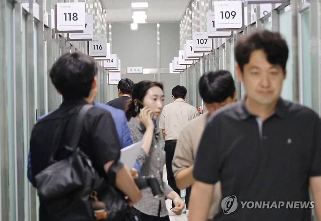 경찰, 아동 성매매 혐의 청주시의원 사무실 압수수색 (청주=연합뉴스) 이성민 기자 = 경찰이 A 청주시의원의 아동 성매매 혐의와 관련해 15일 오전 청주시의회 A 시의원의 사무실을 압수수색하고 있다. 2026.7.15 chase_arete@yna.co.kr