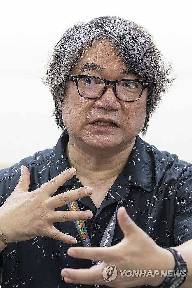 인터뷰하는 원일 예술감독 (부산=연합뉴스) 윤동진 기자 = 세계유산위원회 개회식 연출한 원일 예술감독이 20일 부산 벡스코에서 취재진과 인터뷰를 하고 있다. 2026.7.20 mon@yna.co.kr