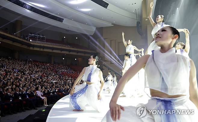 세계유산 보존을 향한 메시지 축하공연 (부산=연합뉴스) 한상균 기자 = 19일 부산에서 이재명 대통령이 참석한 가운데 열린 제48차 유네스코 세계유산위원회 개회식에서 세계유산 보존을 향한 메시지를 강강술래로 표현한 '화합의 문' 문화공연이 펼쳐지고 있다. 2026.7.19 xyz@yna.co.kr