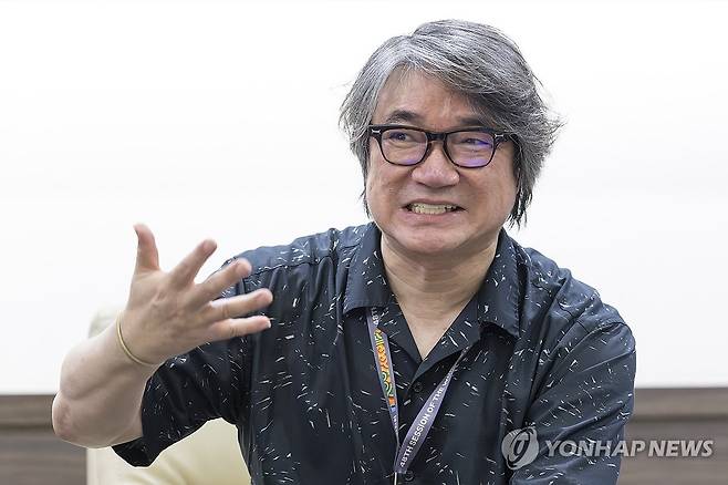 인터뷰하는 원일 예술감독 (부산=연합뉴스) 윤동진 기자 = 세계유산위원회 개회식 연출한 원일 예술감독이 20일 부산 벡스코에서 취재진과 인터뷰를 하고 있다. 2026.7.20 mon@yna.co.kr