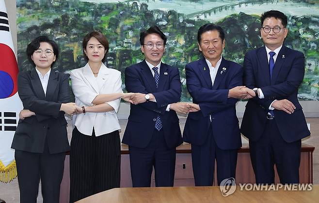 기념촬영하는 민주당 당 대표 후보자들 (서울=연합뉴스) 서명곤 기자 = 21일 서울 중구 서울시의회에서 열린 더불어민주당 당대표 후보자 초청 간담회에서 김보미(왼쪽부터)·고민정·김민석·정청래·송영길 당 대표 후보들이 기념촬영을 하고 있다. 2026.7.21 seephoto@yna.co.kr
