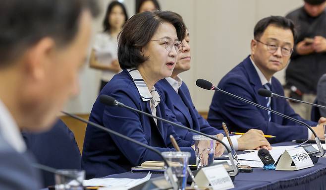 ▲ 22일 오전 수원특례시 영통구 경기도경제과학진흥원에서 열린 민선9기 도지사시장•군수 간담회에서 추미애 지사가 모두발언을 하고 있다. /전광현 기자 maggie@incheonilbo.com