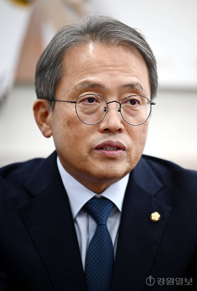 송기헌 국회 과학기술정보방송통신위원장이 15일 서울 국회의사당 본관에서 심은석 강원일보 서울본부장과 인터뷰하고 있다. 서울=임도혁기자