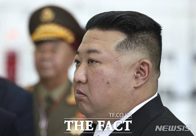 허종만 재일본조선인총연합회 의장은 자서전에서 김정은 국무위원장(사진)을 선대 수령과 동일선상에 놓고 서술을 이어갔다. 사진은 2023년 9월 13일 러시아 치올콥스키 인근 보스토치니 우주기지에서 김 위원장이 로켓 조립동(조립 격납고)을 둘러보고 있는 모습. /AP. 뉴시스