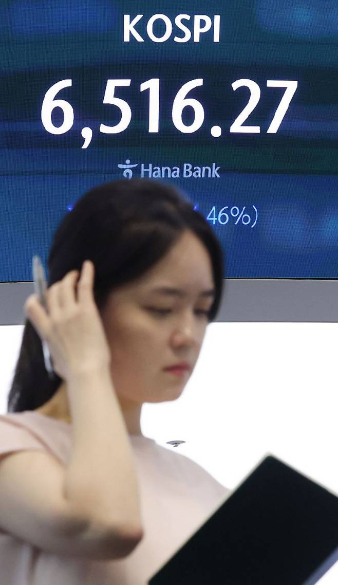 지난 20일 서울 중구 하나은행 딜링룸 현황판에 코스피가 표시되고 있다. 이날 코스피는 전장보다 304.33포인트(4.46%) 내린 6,516.27에, 코스닥 지수는 42.20포인트(5.33%) 내린 749.64에 장을 마감했다. 연합뉴스