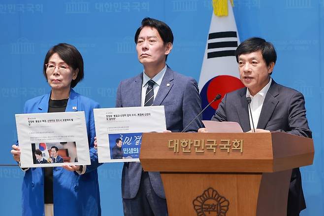 더불어민주당 최고위원 후보인 이성윤·한민수·최민희 의원이 22일 국회 소통관에서 김민석 당 대표 후보가 제기한 '신천지' 관련 의혹과 관련해 근거 제시를 요구하는 기자회견을 하고 있다. 연합뉴스