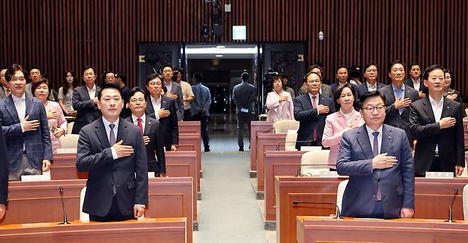 장동혁 국민의힘 대표와 정점식 원내대표 등 의원들이 21일 국회에서 열린 의원총회에서 국기에 경례하고 있다. 연합뉴스