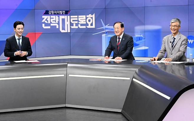 ▲ 강원도민일보와 G1방송이 공동주최한 ‘2026 강원자치발전전략 대토론회’ 속초시편이 20일 G1방송 스튜디오에서 이병선 속초시장과 추용욱 강원연구원 연구위원이 참석한 가운데 진행됐다. 김정호 기자