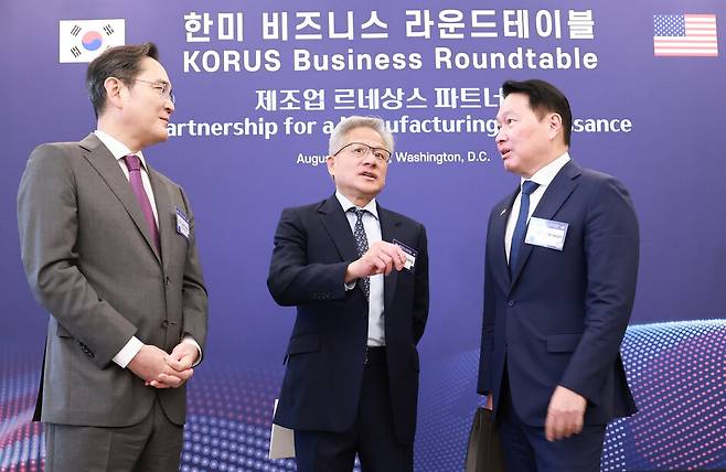 이재용 삼성전자 회장과 최태원 대한상공회의소 회장 겸 SK그룹 회장이 25일(현지시간) 미국 워싱턴DC 윌라드 호텔에서 열린 한미 비즈니스 라운드 테이블 리셉션에서 젠슨 황 엔비디아 최고경영자(CEO)와 대화하고 있다. 연합뉴스