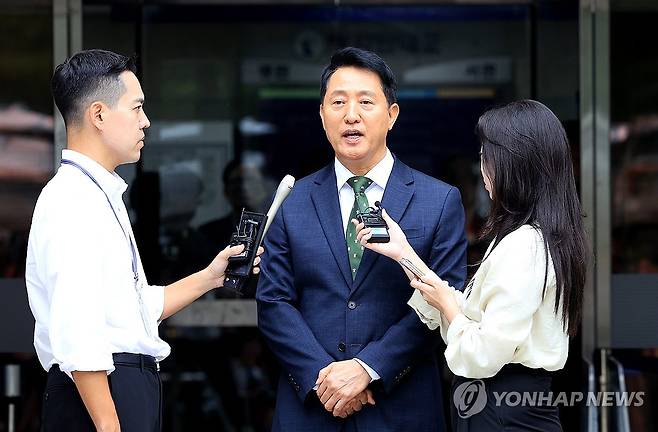 답변하는 오세훈 (서울=연합뉴스) 서명곤 기자 = 정치 브로커 명태균씨로부터 여론조사 결과를 받아보고 후원자에게 비용을 대납하게 한 혐의로 기소된 오세훈 서울시장이 22일 오후 서울 서초구 서울중앙지법에서 열린 선고 공판을 마친 뒤 법정을 나서며 취재진의 질문에 답하고 있다.
서울중앙지법 형사합의22부(조형우 부장판사)는 이날 정치자금법 위반 혐의로 재판에 넘겨진 오 시장에게 벌금 1천만원을 선고했다. 2026.7.22 seephoto@yna.co.kr