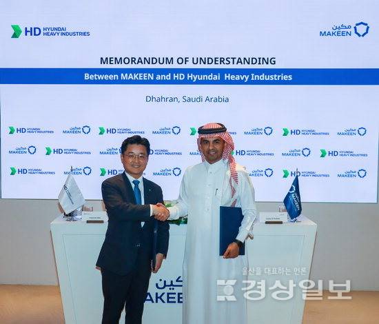 ▲ HD현대중공업은 최근 사우디 동부 킹살만 조선산업단지에 위치한 엔진 공장 마킨에서 '사우디 해군 함정 사업 협력을 위한 MOU'를 체결했다. 사진 왼쪽부터 우권식 HD현대중공업 함정영업부문장과 파와즈 알투베이티 마킨 CEO. HD현대중공업 제공